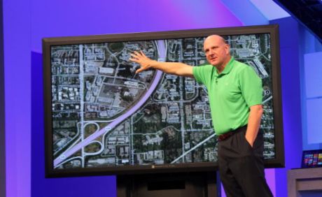 2012年にワシントン州レドモンドで開催のBuildカンファレンスでWindows 8を82インチタッチスクリーンモニタでデモするMicrosoftの最高経営責任者（CEO）であるSteve Ballmer氏