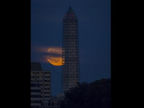 　米国時間6月23日、米国ワシントンDCにあるワシントン記念塔の背後に姿を現したスーパームーン。米航空宇宙局（NASA）によると、2013年のスーパームーンは、通常の満月に比べて、13.5％大きく、30％明るいという。ここでは、世界各国で撮影されたスーパームーンの一部を紹介する。