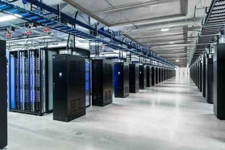 　Facebookは、Open Compute Projectサーバにより、データセンターで使用されている既存ベンダー製機器と比べ、効率が38％向上し、運用コストが24％低く抑えられるとしている。