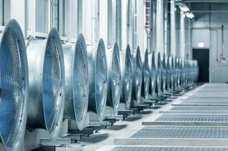 　ルーレオデータセンターにはさらに多くのファンがあり、サーバの冷却用にこの地域の冷たい外気を取り込むとともに、それをスムーズに流している。
