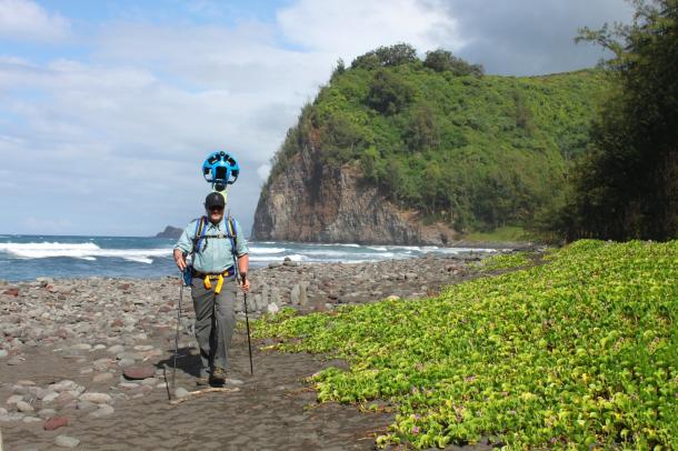ハワイ島にあるポロル渓谷の浜辺を歩くRob Pacheco氏