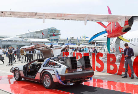 　パリ航空ショーの展示場に人々を引き寄せるため、映画「バック・トゥ・ザ・フューチャー」の「DeLorean」が使われている。