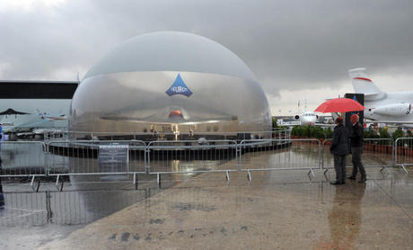 　激しい雨の中、ル・ブルジェ空港に設置されたDassaultのパビリオンで、無人戦闘機「nEUROn」を眺める来場者たち。