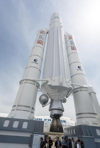 　欧州宇宙機関（ESA）は、パリ航空ショーで、巨大な重量物運搬ロケット「Ariane 5」を披露した。Ariane 5は人工衛星を軌道（地球低軌道、またはそれよりはるかに高度の高い静止軌道）に打ち上げるのに使われる。Ariane 5はこれまでに50機以上打ち上げられている。
