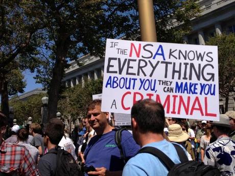　NSAは、監視および通信傍受を行う米国最大規模の機関だ。元CIA職員で内部告発者のEdward Snowden氏の勤務先でもあった。同氏はNSAに在籍中の6月、NSAの最高機密文書の一部を報道機関にリークすることを決意した。

　この機密文書のリークがきっかけとなり、米政府が「2015 Program」と「PRISM」の2つのプログラムにおいて、インターネット企業のメタデータや通話記録を介して人々に対する諜報活動を行ってきたことが公に知られることになった。NSAとObama政権は、これらの監視プログラムの目的について、外国のテロリストとその脅威を突き止めることだと述べている。
