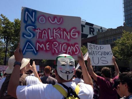　米国時間7月4日、300人規模の群衆がサンフランシスコのシビックセンターに集結した。群衆は市内を行進し、独立記念日に全米規模で実施された米国家安全保障局（NSA）の監視プログラムへの抗議運動に加わった。