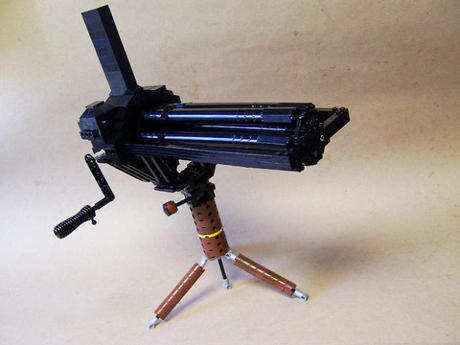 　現代のマシンガンの原型であるガトリング銃は、1860年代にRichard Gatling氏が発明した。LEGOで再現したこの作品は、Matt Armstrong氏による作品の中で最も複雑なものの1つだ。ハンドルを回すと、銃身が実際に回るのだ。