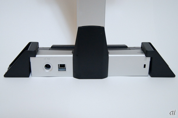 SV600本体が倒れないようにするためのストッパーも付属している。ストッパーの裏面は、机などに吸着するようにできている。ただし、今回の撮影は紙の上で行ったため、スキャン中の写真等ではストッパーを使用していない

