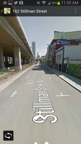 　「Street View」では、モバイル画面上で通りを行き来できる。