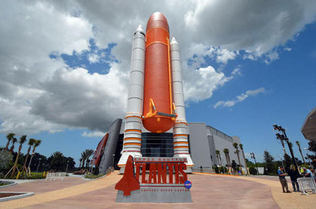 　2012年11月、Atlantisは76個の車輪がついた「Orbiter Transporter System」で、ケネディ宇宙センターのビジターコンプレックスまで運ばれた。同センターのスペースシャトル組立棟から9.8マイル（約15.8km）離れた新しい展示施設に同シャトルを運ぶのに、約12時間を要した。

　フロリダ州にあるケネディ宇宙センタービジターコンプレックスの展示施設の入り口には、Atlantisの固体ロケットブースターと外部タンクを再現した高さ184フィート（約56m）の実物大模型がある。