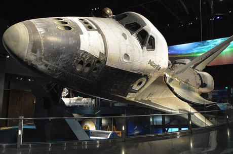 　33回の宇宙ミッションを経験した米航空宇宙局（NASA）のスペースシャトル「Atlantis」が新居に移った。Atlantisはケネディ宇宙センターのビジターコンプレックス（見学施設）に新設された1億ドル規模の展示場の呼び物の1つだ。同施設の見学者は宇宙体験に夢中になることだろう。

　Atlantisの展示場は米国時間6月29日にオープンしており、NASAの歴史のほか、宇宙飛行士やフライトエンジニアの体験が60のインタラクティブディスプレイで紹介されている。それらのディスプレイでは、発射や軌道から宇宙ステーションの組み立て方まで、さまざまな話題が取り上げられている。

　しかし展示場の主役はAtlantisだ。見学者は、世界で最初の再使用型宇宙船の1つであるAtlantisを至近距離で、あらゆる角度から見ることができる。collectSPACE.comのRobert Z. Pearlman氏は先頃、華々しいオープンの前に行われた先行公開に参加し、展示場を見学した。