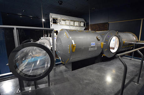 　国際宇宙ステーションの5分の1サイズの模型も展示されている。見学者は26フィート（約7.9m）の高さにつるされた宇宙遊泳を疑似体験できるチューブの中を這って、模型まで進むことができる。