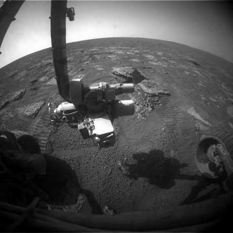 　3353ソル目に撮影されたこの新しい写真には、火星の風景を背景にして、Opportunityの機器アームが写っている。