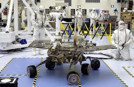 　「Mars Exploration Rover-2（MER-2）」は、「Opportunity」という名称の方が有名だ。今から10年前の米国時間2003年7月7日、フロリダ州のケネディ宇宙センターの危険搭載貨物修理施設で、打ち上げ前のテストが行われている。

　Opportunityは2004年1月25日、双子機の火星探査車「Spirit」から3週間遅れて、ついにメリディアニ平原に着陸した。メリディアニ平原は、火星の赤道付近にある広大な台地である。

　当初のミッションは90火星日（ソル）に及ぶ火星探査だったが、Opportunityは当初のミッションの目的をはるかに上回る成果を上げている。

