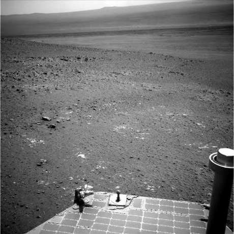 　Opportunityのソーラーパネルが写った火星の風景。3345ソル目にナビゲーションカメラによって撮影された。