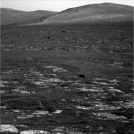 　Opportunityのパノラマカメラは3348ソル目（2013年6月27日）に、この岩石の多い火星の風景を撮影した。