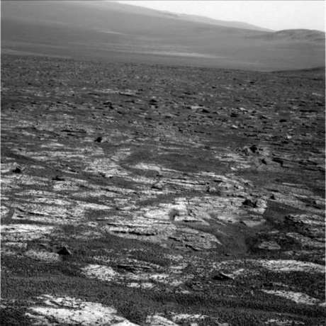 　Opportunityのパノラマカメラが3353ソル目（地球時間2013年6月30日）に捉えた火星の風景。