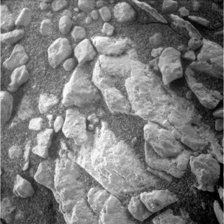 　岩石の多い火星の風景を近くから撮影したこの写真は、Opportunityの顕微鏡画像記録装置によって3332ソル目に撮影された。