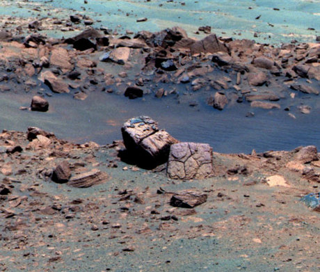 　この岩石は薄黒いもので厚く覆われているが、この地域に存在する多くが同じような奇妙なもので覆われている。岩石を覆うこの物質は、水と天候の作用によって変化した層の残物か、あるいは流星が火星に衝突したときに溶けた岩石の層かもしれない、と科学者は考えている。