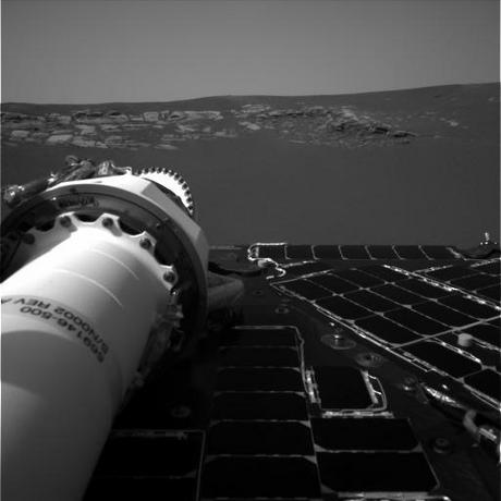 　米航空宇宙局（NASA）の火星探査車Opportunityが2004年1月25日に火星に着陸した後、最初に送ってきた写真の1枚。

　Opportunityとその双子機Spiritに搭載された科学機器の研究責任者である、ニューヨーク州イサカのコーネル大学のSteve Squyres氏は、「Opportunityは奇妙な異星の風景の中に着陸した。わたしはおどろいた。驚愕した。圧倒された」と述べた。
