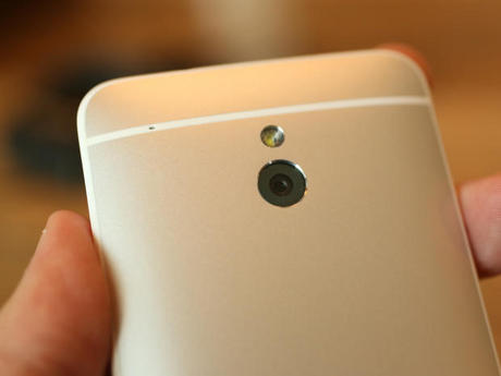 　HTC Oneと同様、4メガピクセル（HTC は「Ultrapixel」と呼ぶ）のカメラを搭載している。
