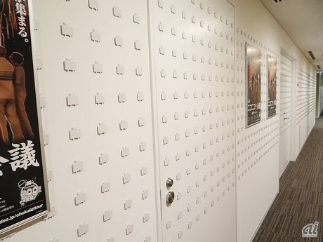 　エレベーターを降りて、12階のエントランスに向かうまでの廊下もniconico仕様になっています。壁にはニコニコ動画のマスコットキャラクターである「ニコニコテレビちゃん」がびっしり。一部はマグネットになっていて、ポスターなどを貼れるそうです。