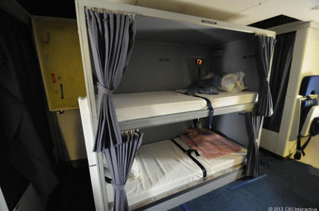 　NAOCにはクルーの休憩用の寝台が多数ある。必要があればNAOCは空中で補給を行い、10時間をはるかに超えて飛行できる。