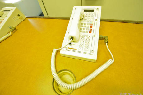 　NAOCにはこの写真のような電話機が数多くある。ただし4機の機体のうち少なくとも1機では、電話機をアップグレード中である。