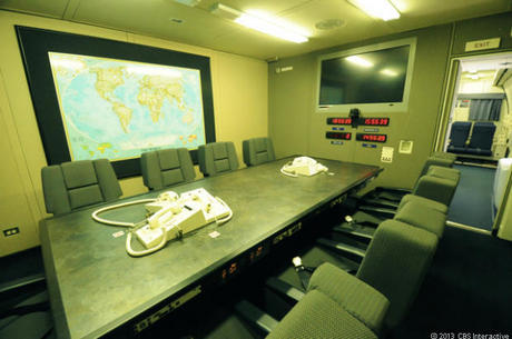 　国防長官専用室のすぐ外には、ライブでのビデオ会議や、この機体で利用可能なほかの通信手段を利用するための会議室が用意されている。国防長官の搭乗時には、この部屋を使って長時間の会議をすることも多いだろう。