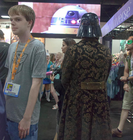 　Comic-Conの常連であるPirate Pimp Vaderさんが「スター・ウォーズ」のブースにいて、大画面に映し出されているスター・ウォーズの一場面を眺めている。もしくは彼にとっては「ホームビデオ」かもしれない。