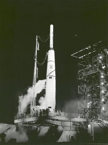 　「Pioneer 1」は、NASAが自ら打ち上げた最初の人工衛星で、1958年10月11日に打ち上げられた。そのミッションの目標は、月を周回して月面の写真を撮影することだったが、達成できなかった。NASAのミッションの歴史によれば、「Pioneer 1打上機の上段ロケットに生じたプログラミングエラーにより、Pioneer 1は地球の重力を脱出するのに十分な速度が得られなかった」という。

　それでもPioneer 1はNASAが初めて打ち上げに成功した人工衛星であり、地球の放射線帯についての有益なデータを持ち帰っている。
