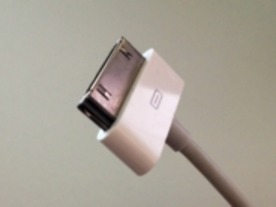 アップル、充電器経由でマルウェアがアップロードされる脆弱性を「iOS 7」で対応へ
