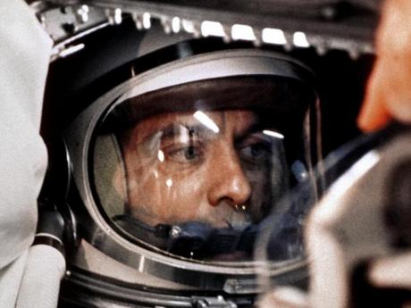 　Alan B. Shepard, Jr.氏は1961年5月5日に「Freedom 7」で15分間の弾道飛行を行い、宇宙空間に到達した初めての米国人となった。そのわずか数週間前にソ連の宇宙飛行士のYuri Gagarin氏が初めての有人宇宙飛行を成功させていたが、Shepard氏はおそらく、不機嫌な気分で宇宙に向かった最初の人間だろう。打ち上げが何時間も延期されたため、Shepard氏が飛行管制センターに向かって「ささいな問題は片付けて、このロウソクに火を付けてくれよ」と言ったという話は有名だ。
