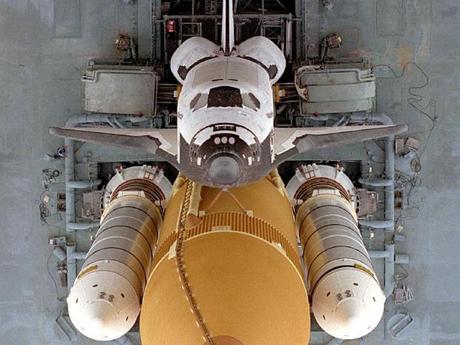 　いくらか標準化された定期的な宇宙飛行は、スペースシャトル計画のスタートによって可能になった。初の再利用可能な宇宙機であるスペースシャトル（この写真の「Atlantis」など）は、2度の大事故にもかかわらず長年にわたって運用された。スペースシャトル計画は現在では正式に終了しており、NASAは再び、小惑星を捕獲することから火星への有人飛行まで、さらなる高みを目指そうとしている。
