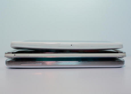 　Moto Xのデザインが、「HTC One」やサムスンの「GALAXY S4」と比べて特徴的なのが分かる。