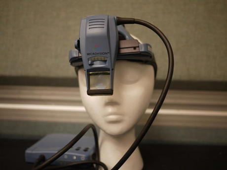 　MicroVisionは現在、自動車部品製造業者と協力して、ドライバーの視界に情報を表示するための、レーザーを採用したヘッドアップディスプレイ（HUD）の開発に取り組んでいる。