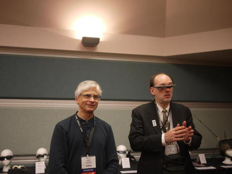 　コロンビア大学のコンピュータサイエンス学部教授であるSteven Feinberg氏（左）は1996年、透過型ディスプレイを利用して、初めての屋外用モバイル拡張現実システムを作り出した。トロント大学の教授であるSteve Mann氏は、35年以上にわたってデジタル眼鏡の開発に取り組んでいる。