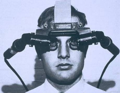 　「The Sword of Damocles」は、あらゆるデジタル眼鏡と仮想現実アプリケーションの先駆けとなった。このヘッドマウントディスプレイ（HMD）は1968年、ユタ大学の科学者であるIvan Sutherland氏とその教え子のBob Sproull氏によって作られた。