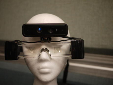 　「Google Glass」と違って、Metaのデジタル眼鏡は3D分野に参入しており、ユーザーは自分の手を使って仮想世界を体験することができる。Metaのシステムには、立体3D眼鏡と、手の動きを追跡する3Dカメラが含まれており、「アイアンマン」や「アバター」などの映画で描かれたジェスチャー操作と似たような方法で使用できる。Metaは2014年に、よりファッション性の高い眼鏡を発表する予定だ。