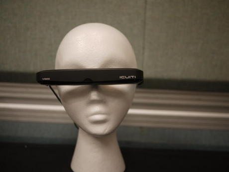 　「The V920」はVuzixによって2005年に開発された。株式公開企業である同社は、15年間にわたって動画視聴用眼鏡の開発に取り組んでおり、同テクノロジに関する特許を多数保有している。Paul Travers氏のコレクションより。