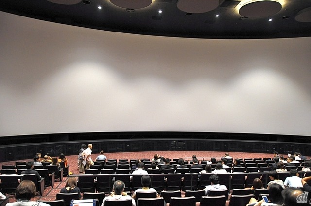 　施設の目玉でもある「シアター23.4」。幅40m×高さ8mという、写真でも収まりきらないほどの日本最大級の巨大スクリーンにリアスクリーンも設置されている。