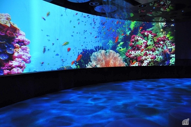 　大型円形のスクリーンで海中映像を眺める「エキシビションE」。海中世界をリラックスしながら眺められる癒やしの空間となっている。