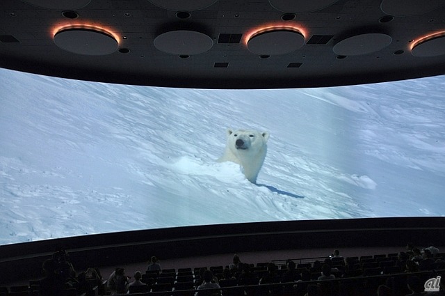 「ICE WORLDS（氷の世界）」と題した上映作品。同じロケ地で撮影された映画サイズ約3面分の映像を、このシアターのためにブレンドしたオリジナル編集の作品となっている。