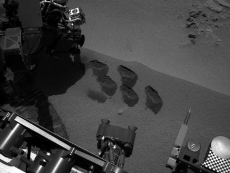 　2012年11月、一般の人々の間で、CuriosityのSAM装置が土壌サンプルの分析で驚くべき発見をしたという臆測が広まり、大変な騒ぎになった。そのすぐ後、その情報は誤報であったことが判明したが、本当にクールなロボットシャベルスコップと科学実験装置が今でも火星にあることに変わりはないのだから、しかめ面をするのはやめよう。