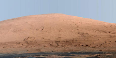 　ホワイトバランスが調整された、このシャープ山のパノラマ写真には、太古の栄光に包まれた高さ3マイル（約4828m）の山が写っている。実はこの画像は、Curiosityが2012年秋に撮影した多くの画像を寄せ集めて合成したものだ。