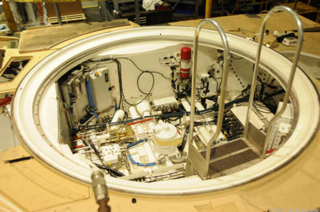　組立ラインの中盤で車台内の機器やシステムの一部を撮影した写真。
