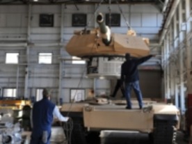 米陸軍戦車「Abrams」の生産ラインを見学--退役戦車を修理して再生