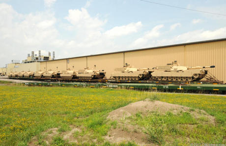 　オハイオ州リマ発--オハイオ州西部にあるこの町では35年前から、「Abrams」戦車がGeneral Dynamics Land Systems（GDLS）のJoint Systems Manufacturing Center工場の組立ラインで製造され、米陸軍（と少数の米国外の顧客）に引き渡されている。

　同工場は1996年、米陸軍のAbrams戦車向けの車台と砲塔の新規製造を終了し、まだ使用できる状態にある旧式の「M1A2」システムを修理して再生するという方法を選択した。

　米CNETのDaniel Terdiman記者はリマ工場を訪れ、GDLSがAbrams戦車を製造する工程を見学した。

　この写真では、生産工程を終えて米政府の国防契約管理局（Defense Contract Management Agency：DCMA）による検査を終えた戦車が並んでいる。紐で固定されてレールに乗せられ、輸送準備が整った戦車は、米陸軍が所有し、責任を負うことになる。
