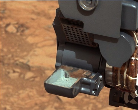 　Curiosityには多くの電動工具も搭載されているが、同探査機自体が基本的にこれまでで最も素晴らしい電動工具だと主張することもできるかもしれない。この写真では、Curiosityがドリルを使って地表から採取した粉状の岩石の最初のサンプルを見せている。Curiosityに搭載された実験装置は、こうしたサンプルの化学分析を行ってきた。

　科学者はCuriosityがドリルで掘削を行うことを、最近、もしかすると何十億年もの間風雨にさらされてこなかった火星岩石の組成を、タイムカプセルを開けて調べる作業のようだ、と喩えている。
