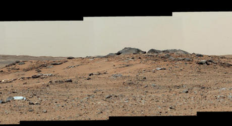 　このパノラマ写真は、2012年7月24日にCuriosityのマストカメラ（「Mastcam」）の右側の望遠レンズカメラで撮影された7枚の画像を合成したものだ。Curiosityは最初の1年間に約1マイル（約1.61km）走行し、7万枚以上の画像を地球に送信している。